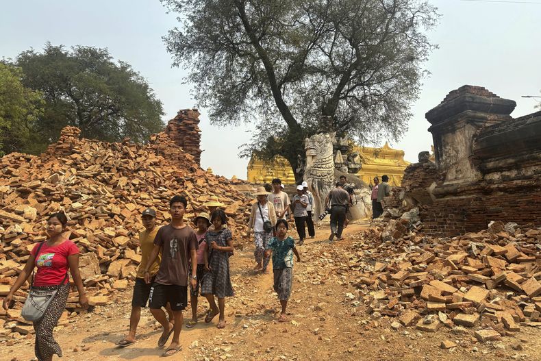 El monasterio Maha Aungmye Bonzan, en Innwa, Tada-U, Mandalay, Myanmar, después del sismo, el 4 de abril del 2025. (AP foto)