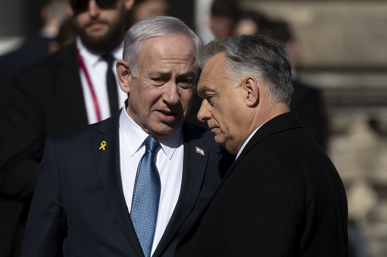 El primer ministro israelí, Benjamin Netanyahu, a la izquierda, y el primer ministro de Hungría, Viktor Orbán, a la derecha, hablan tras una ceremonia de bienvenida en el castillo de Buda en Budapest, el jueves 3 de abril de 2025. (AP Foto/Denes Erdos)