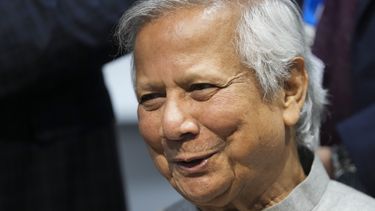 Muhammad Yunus, jefe del gobierno interino de Bangladesh, habla con los medios de comunicación en la cumbre climática de la ONU COP29, el miércoles 13 de noviembre de 2024, en Bakú, Azerbaiyán. (AP Foto/Sergei Grits)