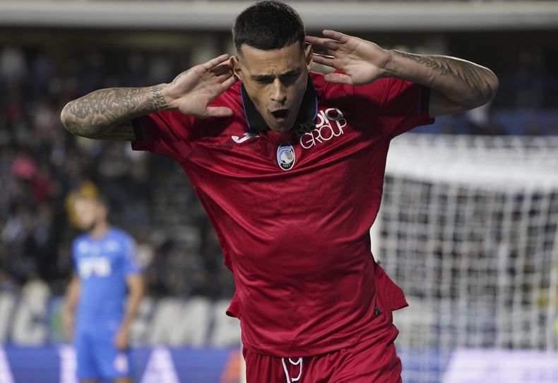 Gianluca Scamacca del Atalanta celebra el primer gol de su equipo en la victoria ante el Empoli en la Serie A el lunes 30 de octubre del 2023. (Marco Bucco/LaPresse via AP)