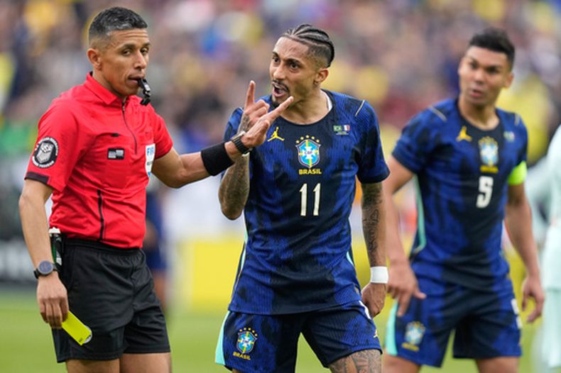 Raphinha, de Brasil, discute con el árbitro Guido Gonzales Jr. durante el partido de fútbol amistoso entre Brasil y Francia, el jueves 26 de marzo de 2026, en Foxborough, Massachusetts. (AP Foto/Charles Krupa)