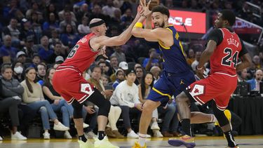 Poole anota 30 puntos y los Warriors vencen a los Bulls