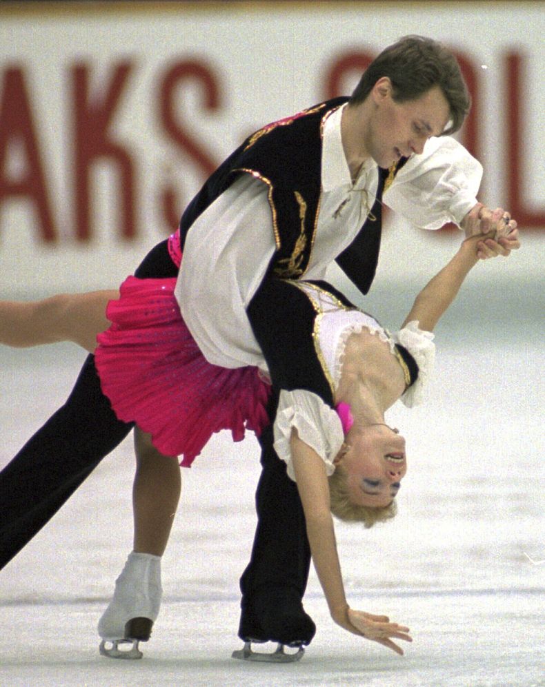 ARCHIVO – Los rusos Evgenia Shishkova y Vadim Naumov se presentan en el evento de parejas de la competencia internacional de patinaje sobre hielo Trofeo NHK en Nagoya, en el centro de Japón, el 9 de diciembre de 1995. (AP Foto/Shizuo Kambayashi, File)