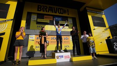 El belga Remco Evenepoel celebra en el podio tras ganar la 15ma etapa del Tour de Francia en Plateau de Solaison el domingo 19 de julio del 2026. (AP Foto/Mosaab Elshamy)