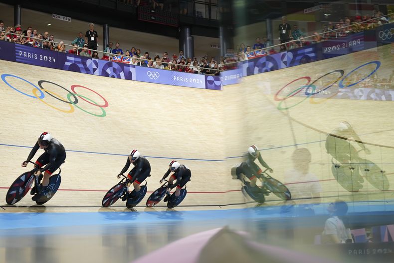 Las británicas Katy Marchant, Sophie Capewell y Emma Finucane compiten durante el sprint femenino por equipos en los Juegos Olímpicos de París, el lunes 5 de agosto de 2024. (AP Foto/Thibault Camus)