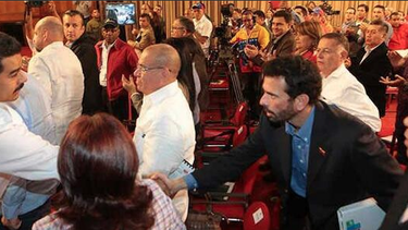 Maduro y Capriles se dan un apretón de manos