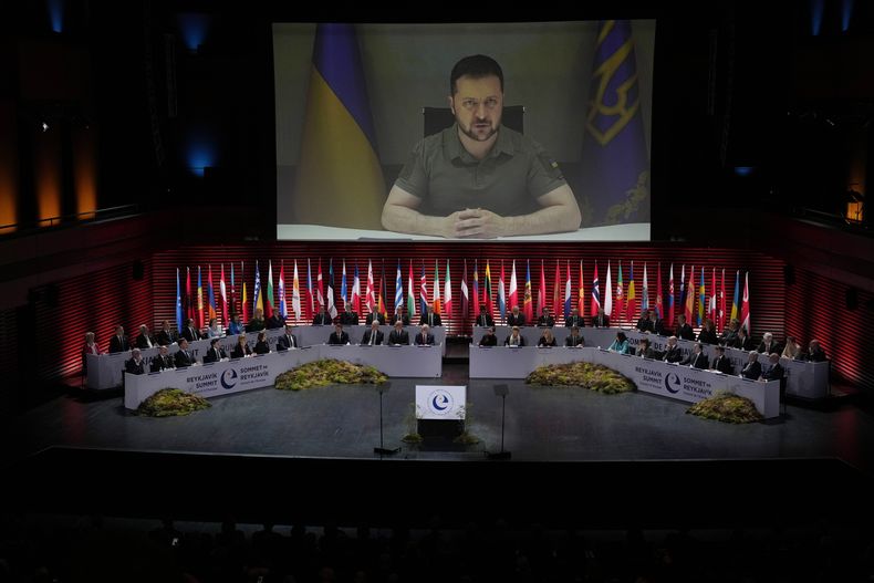En declaraciones por teleconferencia desde Kiev, el presidente de Ucrania, Volodymyr Zelenskyy, se dirige a los asistentes a una cumbre del Consejo de Europa en Reikiavik, Islandia, el martes 16 de mayo de 2023. (AP Foto/Alastair Grant, Pool)