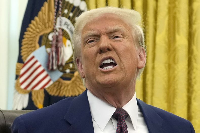 El presidente estadounidense Donald Trump en la Oficina Oval en la Casa Blanca en Washington el 13 de febrero del 2025. (AP foto/Ben Curtis)