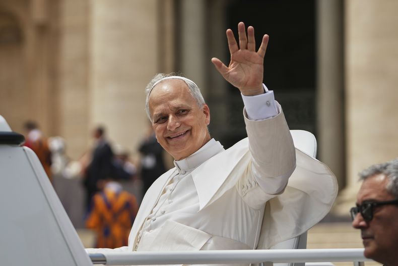 El papa León XIV saluda al final de su audiencia general semanal en la Plaza de San Pedro del Vaticano, el miércoles 18 de junio de 2025. (AP Foto/Alessandra Tarantino)