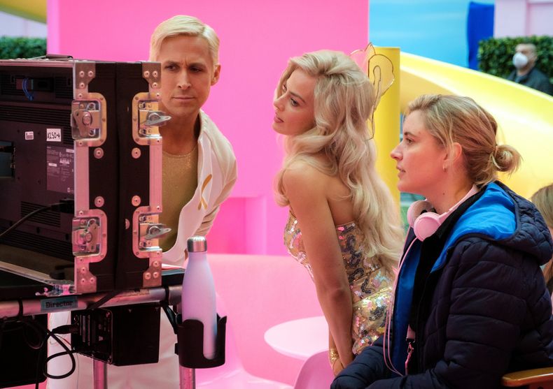 En esta imagen proporcionada por Warner Bros. Pictures, los actores Ryan Gosling, izquierda, Margot Robbie, centro, y la directora Greta Gerwig en el plató de Barbie. (Jaap Buitendijk/Warner Bros. Pictures vía AP)