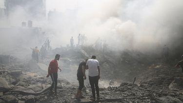 Palestinos buscan sobrevivientes luego de un ataque aéreo israelí, el jueves 12 de octubre de 2023, en el campamento de refugiados de Rafah, en el sur de la Franja de Gaza. (AP Foto/Hatem Ali)
