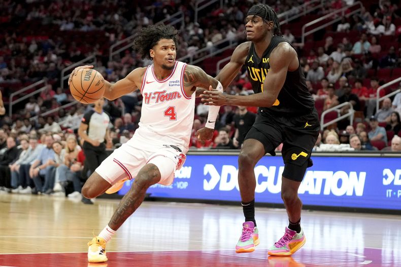 El base de los Rockets de Houston Jalen Green avanza con el balón a la canasta mientras lo defiende el alero del Jazz de Utah Taylor Hendricks en el encuentro de la NBA del sábado 23 de marzo del 2024. (AP Foto/Eric Christian Smith)