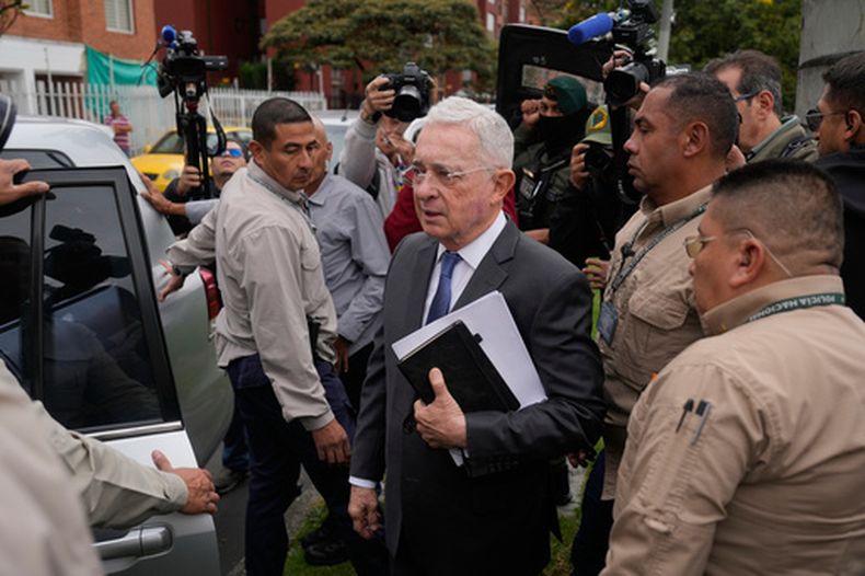 El expresidente colombiano Álvaro Uribe llega a la Fiscalía General en Bogotá, Colombia, el viernes 4 de septiembre de 2026, para ser interrogado como parte de la investigación sobre las masacres de La Granja y El Aro, perpetradas hace 30 años por paramilitares. (AP Foto/Fernando Vergara)