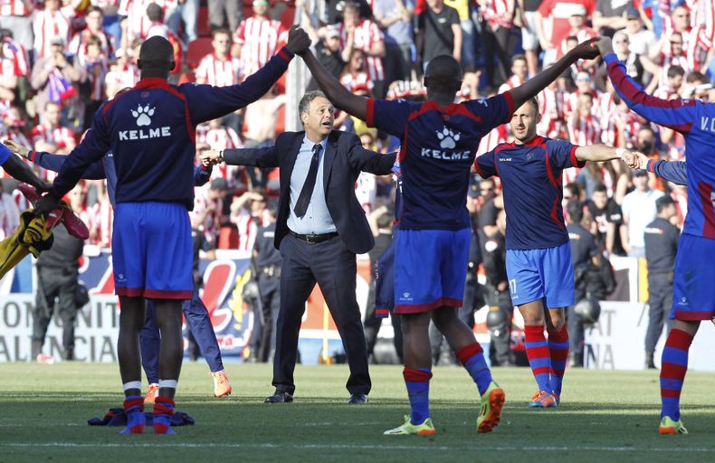El t&eacute;cnico del Levante Joaqu&iacute;n Caparr&oacute;s celebra con los jugadores la victoria 2-0 ante el Atl&eacute;tico de Madrid en la liga espa&ntilde;ola el domingo 4 de mayo de 2014. (AP Foto/Alberto Saiz)