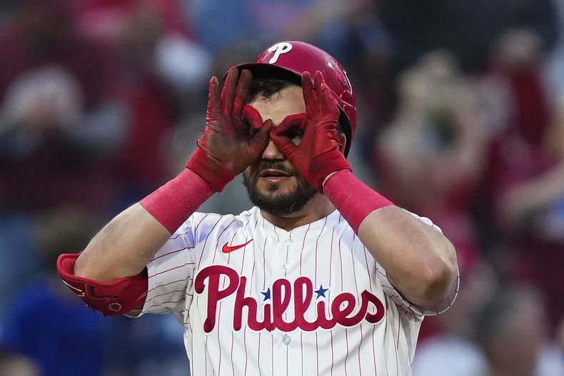 Kyle Schwarber, de los Filis de Filadelfia, festeja luego de disparar un triple en el juego ante los Dodgers de Los Ángeles, el viernes 9 de junio de 2023 (AP Foto/Matt Rourke)