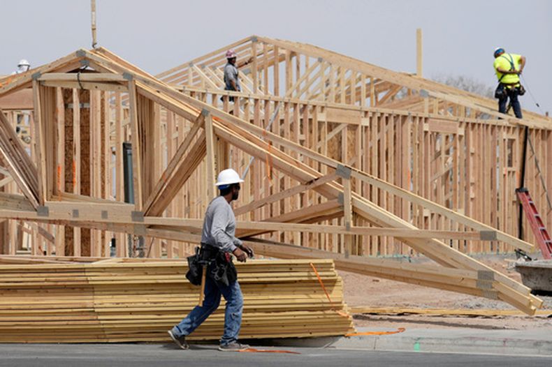 ARCHIVO – Trabajadores de la construcción instalan un techo de madera en una nueva vivienda construida el martes 1 de abril de 2025, en Laveen, Arizona. (AP Foto/Ross D. Franklin, Archivo)