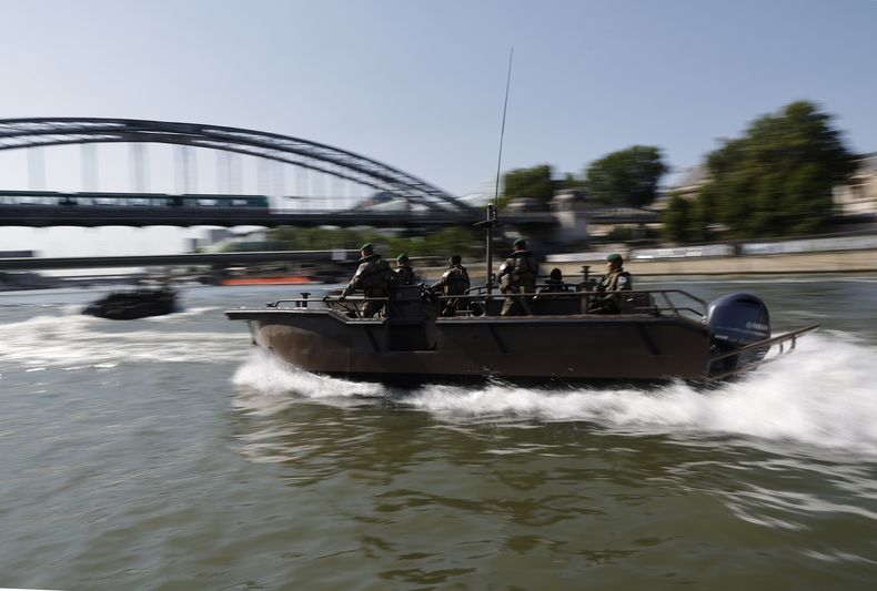 Soldados realizan un reconocimiento sobre botes en el Río Sema el miércoles 17 de julio del 2024 antes de la ceremonia de apertura de los Juegos Olímpicos de París. (AP Foto/Aurelien Morissard)