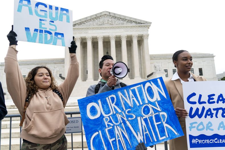 ARCHIVO - Bethsaida Sigaran (izquierda) y su hermano Jaime Sigaran, protestan afuera de la Corte Suprema de Estados Unidos, en Washington, el 3 de octubre de 2022, en favor a la Ley de Agua Limpia de la nación. (AP Foto/Jacquelyn Martin, Archivo)