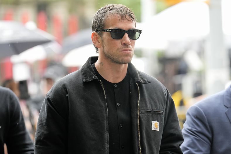 ARCHIVO - Alex Fine, esposo de Cassie Ventura, llega a la corte federal de Manhattan, el martes 13 de mayo de 2025, en Nueva York. (Foto AP/Seth Wenig, archivo)