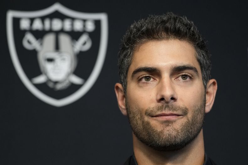 ARCHIVO - Jimmy Garoppolo, quarterback de los Raiders de Las Vegas, escucha una pregunta en una conferencia de prensa, el viernes 17 de marzo de 2023, en Henderson, Nevada (AP Foto/John Locher, archivo)