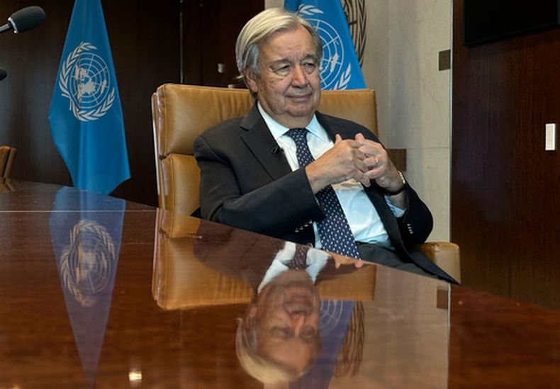 El secretario general de las Naciones Unidas, Antonio Guterres, habla en entrevista con The Associated Press en la sede del organismo, el jueves 17 de septiembre de 2026. (AP Foto/David R Martin)