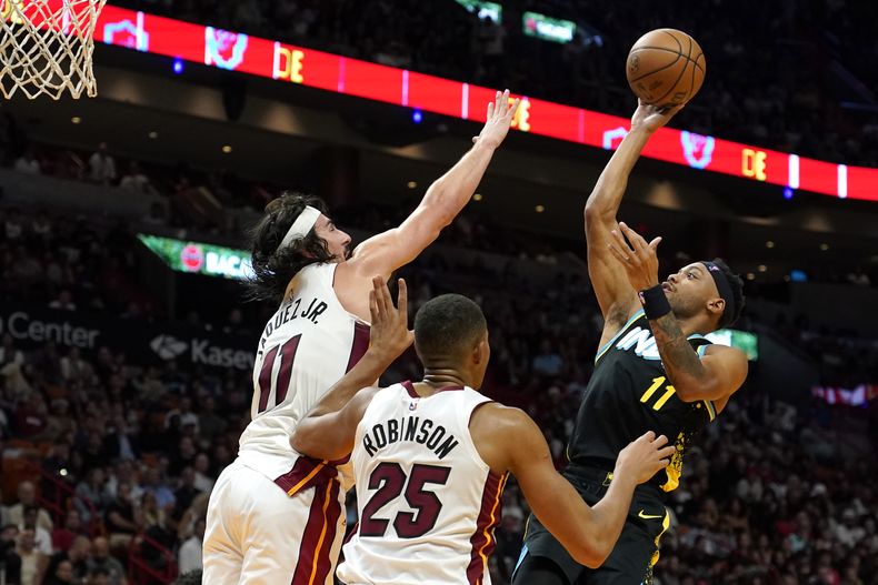 Bruce Brown (11) de los Pacers de Indiana dispara al aro ante Jaime Jaquez Jr. (11) y Orlando Robinson (25) de Heat de Miami, el sábado 2 de diciembre de 2023. (AP Foto/Lynne Sladky)