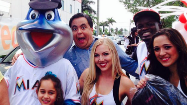 americateve | "Entrega de mochilas 2014" de América Tevé y Teveo supera expectativas de convocatoria.