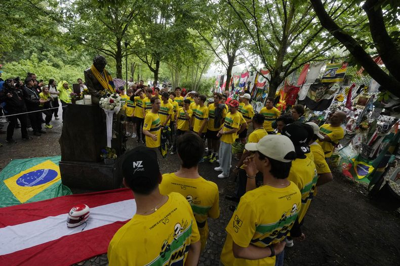 Los pilotos de la F1 rinden tributo al fallecido piloto Ayrton Senna en la vuelta de Tamburello en la pista de Imola antes del Gran Premio de Italia el jueves 16 de mayo del 2024. (AP Foto/Luca Bruno)