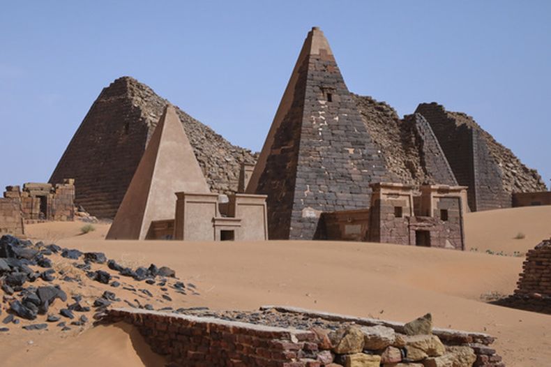 Las pirámides de Meroe, en el yacimiento arqueológico de Meroe, en Bejrawiya, Sudán, el 1 de agosto de 2026. (AP Foto/Mohnd Blal)
