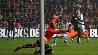 americateve | Yaya Toure (segundo a la derecha) anota el segundo gol del Manchester City en el partido ante Swansea en la Liga Premier inglesa el mi&eacute;rcoles 1 de febrero de 2014. (AP Photo/PA, Nick Potts).