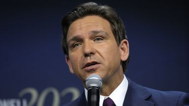 El candidato presidencial republicano, el gobernador de Florida, Ron DeSantis, habla durante la Cumbre de Liderazgo Familiar, el 14 de julio de 2023, en Des Moines, Iowa. (Foto AP/Charlie Neibergall, Archivo)