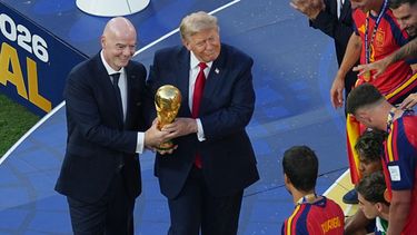 El presidente de la FIFA Gianni Infantino y el presidente de los Estados Unidos Donald J. Trump presentan el trofeo de campeón de la Copa del Mundo a Rodri después de que España venció a Argentina en la final del domingo 19 de julio del 2026. (AP Foto/Matt Rourke)