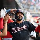 Luis García Jr., de los Nacionales de Washington, es felicitado en la banca tras conectar un jonrón solitario durante la primera entrada de un partido de béisbol contra los Piratas de Pittsburgh, el viernes 3 de julio de 2026, en Washington. (Foto AP/John McDonnell)