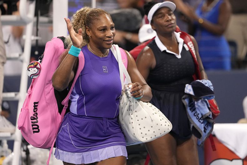 Serena Williams (izquierda) y Venus Williams (derecha), ambas de Estados Unidos, saludan al público al finalizar un partido de dobles femenino contra Marta Kostyuk, de Ucrania, y Peyton Stearns, también de Estados Unidos, en el torneo de tenis Abierto de Cincinnati, el lunes 17 de agosto de 2026, en Mason, Ohio. (Foto AP/Kareem Elgazzar)
