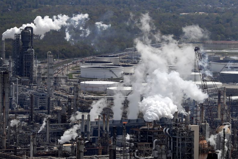 Esta fotografía del jueves 8 de marzo de 2018 muestra la refinería Shell Norco, en Norco, Luisiana. (AP Foto/Gerald Herbert, archivo)