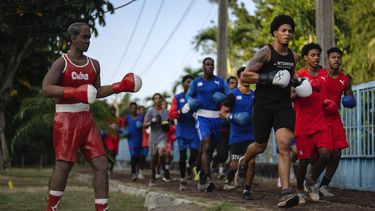 Peleadores de la Escuela Cubana de Boxeo durante un entrenamiento, el viernes 22 de marzo de 2024, en Wajay, Cuba. (AP Foto/Ramón Espinosa)