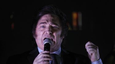 Javier Milei, de La Libertad Avanza, les habla a sus partidarios afuera de su sede de campaña después de ganar la segunda vuelta presidencial en Buenos Aires, Argentina, el domingo 19 de noviembre de 2023. (AP Foto/Rodrigo Abd)