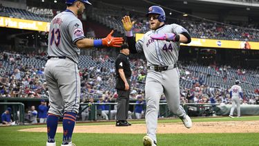 Harrison Bader (44), de los Mets de Nueva York, es recibido por Luis Torrens (13) después de anotar con un sencillo de José Iglesias durante la sexta entrada de un juego de béisbol contra los Nacionales de Washington, el miércoles 5 de junio de 2024, en Washington. (AP Foto/Nick Wass)