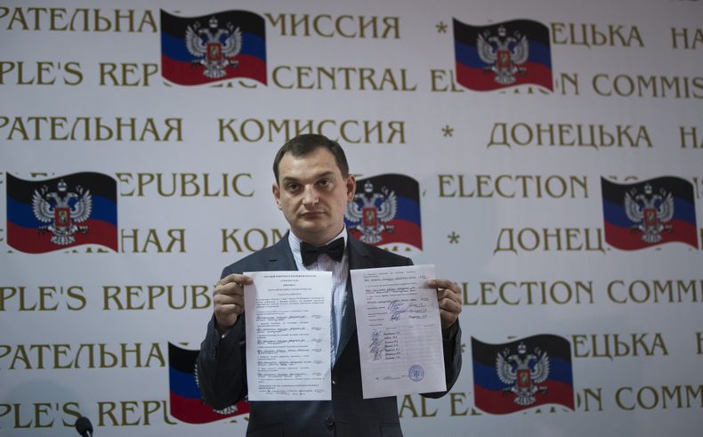 Roman Lyagin, copresidente del presidio de la Rep&uacute;blica Popular de Donetsk y contador de votos, muestra documentos con los resultados del referendo para separarse de Ucrania ante los periodistas en una conferencia de prensa en Donetsk, Ucrania, el