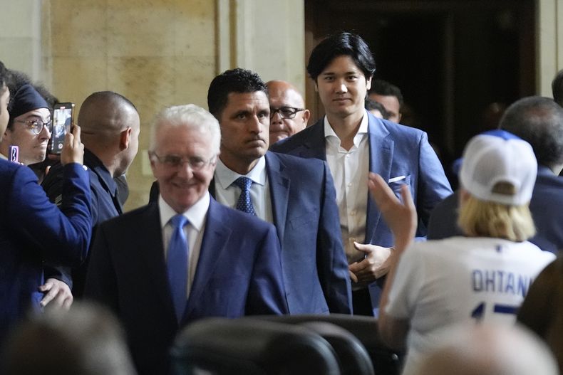 Shohei Ohtani, superestrella de dos vías de los Dodgers de Los Ángeles, llega a una ceremonia en la que recibió un reconocimiento el viernes 17 de mayo de 2024, en el Ayuntamiento de Los Ángeles. (AP Foto/Damian Dovarganes)