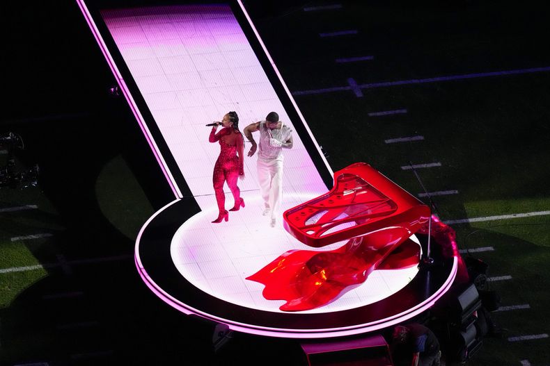 Usher, derecha, y Alicia Keys durante su presentación en el espectáculo de medio tiempo del Super Bowl 58 de la NFL entre los 49ers de San Francisco y los Chiefs de Kansas City el domingo 11 de febrero de 2024 en Las Vegas. (Foto AP/David J. Phillip)