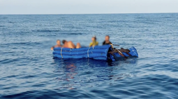 buscan a dos balseros cubanos cerca de los cayos de florida tras volcarse su embarcacion. hay 19 que lograron ser rescatados