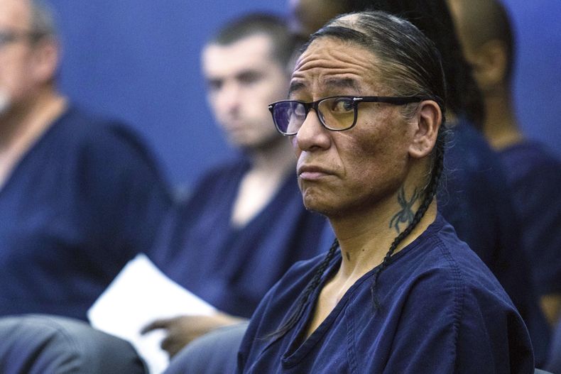 ARCHIVO- Nathan Chasing Horse se sienta en la corte de Las Vegas, el 3 de abril de 2023. (Foto AP/Ty ONeil, File)