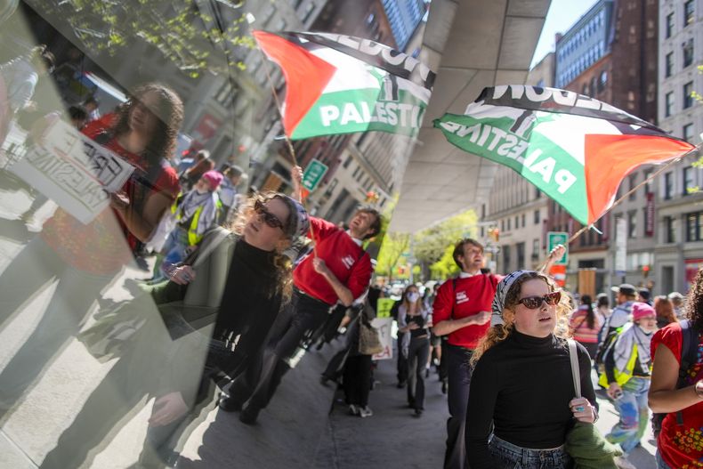Estudiantes de la universida New School y partidarios de los palestinos se concentran frente al edificio universitario en Nueva York, 22 de abril de 2024. (AP PFoto/Mary Altaffer)