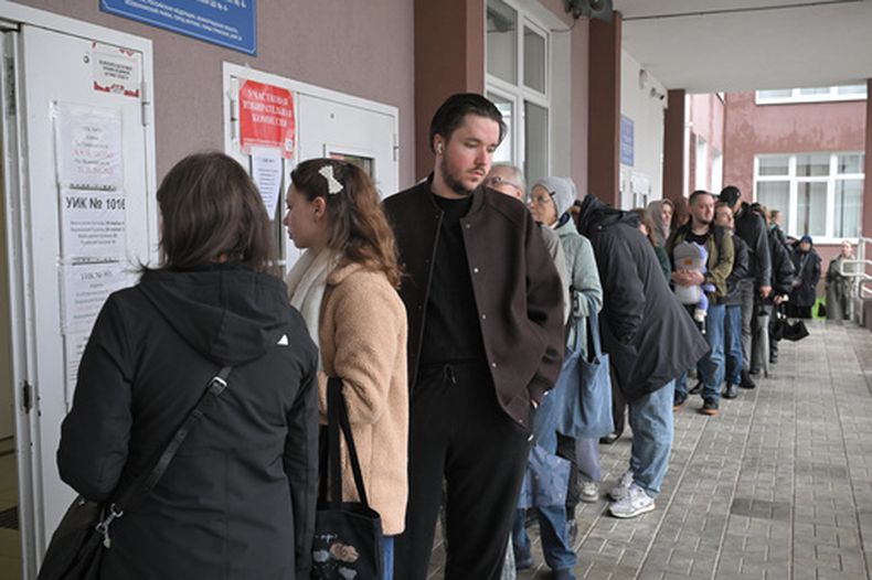 Personas hacen fila para votar en una casilla electoral durante las elecciones parlamentarias, el domingo 20 de septiembre de 2026, en San Petersburgo, Rusia. (AP Foto/Andrey Bok)