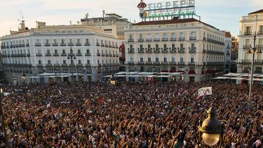 Cientos de personas participan en una protesta tras el desahucio de Maricarmen, una mujer de 87 años, para reclamar medidas que protejan a los inquilinos, en la Puerta del Sol de Madrid, el 26 de septiembre de 2026. (AP Foto/Manu Fernández)