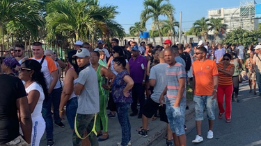 se agudiza la crisis en cuba y el desabastecimiento crea largas colas en tiendas y mercado