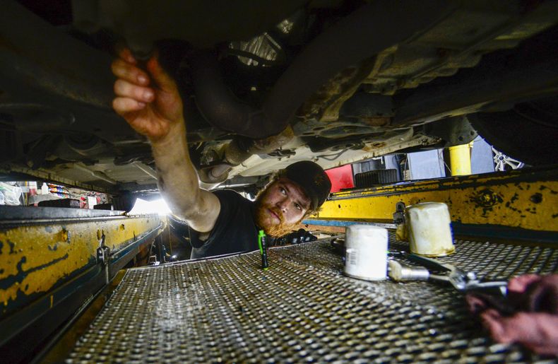 Un empleado trabaja en un taller de vehículos en Brattleboro, Vermont, el 15 de julio del 2024. (Kristopher Radder/The Brattleboro Reformer via AP)