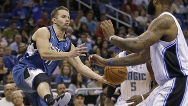 americateve | El jugador de los Timberwolves y la selecci&oacute;n de b&aacute;squetbol de Puerto Rico, JJ Barea, izquierda, realiza un pase en un partido contra Orlando el s&aacute;bado, 5 de abril de 2014, en Orlando. (AP Photo/John Raoux)