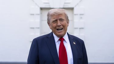 El presidente Donald Trump habla con los reporteros en la Casa Blanca, el miércoles 23 de abril de 2025, en Washington. (AP Foto/Alex Brandon)